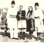 Port popular imbracat de membri ai ansamblului de dansuri din Teregova anul 1980